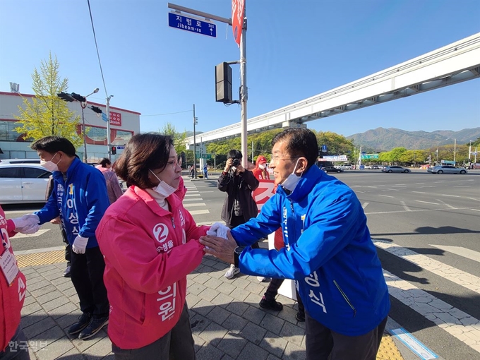 미래통합당 이인선(왼쪽) 후보가 14일 대구 수성구 두산오거리에서 더불어민주당 이상식 후보와 손을 맞잡으며 선전을 다짐하고 있다. 김민규 기자