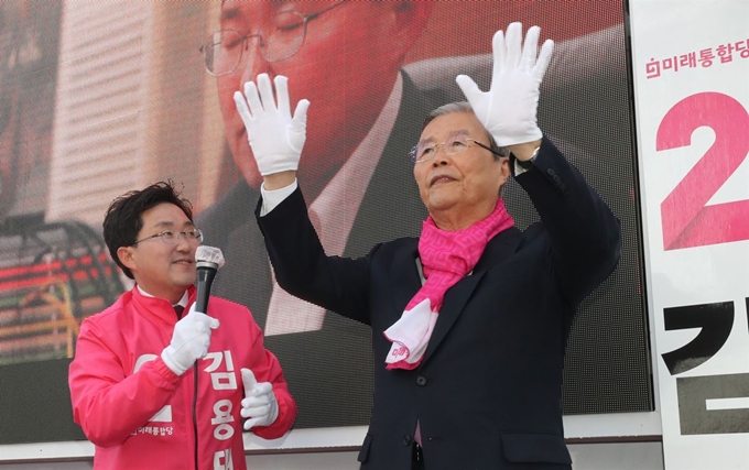 김종인(오른쪽) 미래통합당 총괄선대위원장이 14일 서울 구로구 신도림역 앞에서 열린 서울 구로을 김용태 후보 지원유세에서 유권자에게 손을 흔들어 인사하고 있다. 연합뉴스