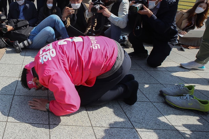 제21대 국회의원 선거를 하루 앞둔 14일 서울 종로 국회의원 후보로 출마한 미래통합당 황교안 대표가 서울 종로구 보신각 앞에서 가진 대국민 기자회견에서 큰절하고 있다. 연합뉴스