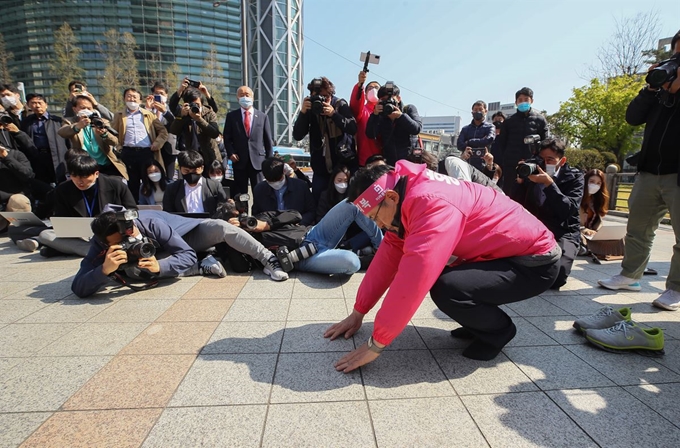 제21대 국회의원 선거를 하루 앞둔 14일 서울 종로 국회의원 후보로 출마한 미래통합당 황교안 대표가 서울 종로구 보신각 앞에서 가진 대국민 기자회견에서 큰절하고 있다. 연합뉴스