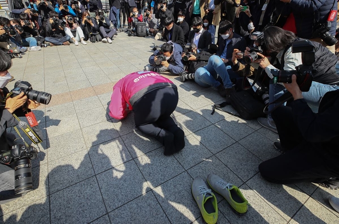 제21대 국회의원 선거를 하루 앞둔 14일 서울 종로 국회의원 후보로 출마한 미래통합당 황교안 대표가 서울 종로구 보신각 앞에서 가진 대국민 기자회견에서 큰절하고 있다. 연합뉴스