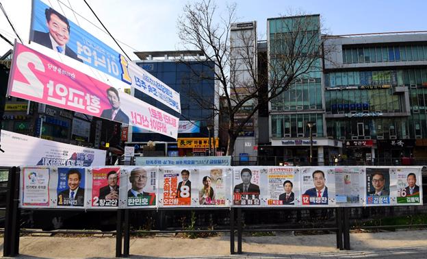 서울 종로구 평창동 거리에 게시된 제21대 국회의원 후보자 선거벽보. 배우한 기자