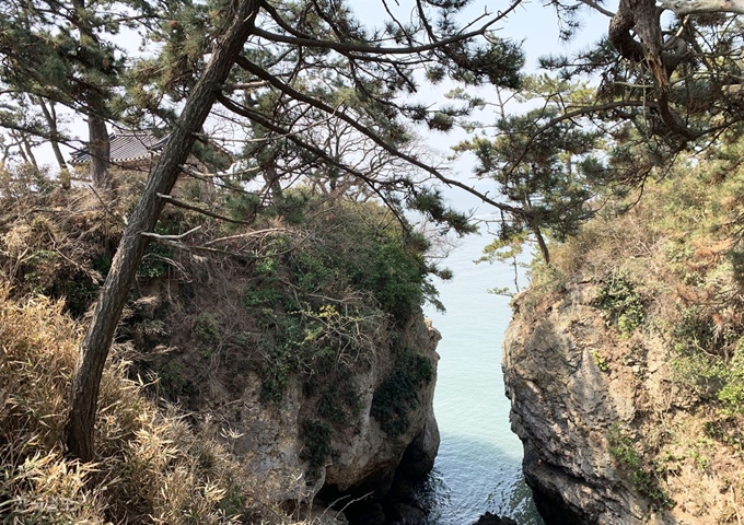 변산반도 수성당은 바다와 가장 가까운 당집이다. 서해바다를 다스렸다는 개양할머니 전설이 깃들여 있다.