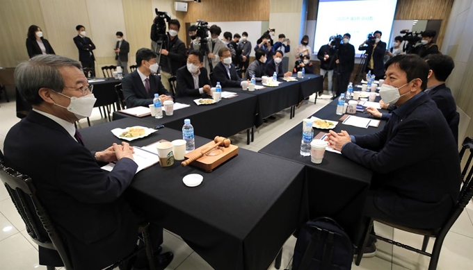 정운찬 한국야구위원회(KBO) 총재가 14일 오전 서울 강남구 브라이드밸리에서 열린 긴급이사회에서 프로야구단 사장들과 신종 코로나바이러스 감염증(코로나19)으로 연기된 시즌 개막 및 주요 사안을 논의하고 있다. 연합뉴스