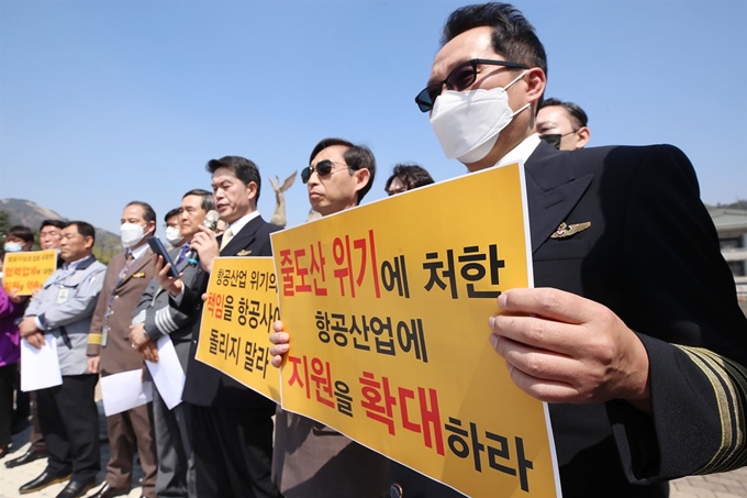 14일 서울 청와대 분수대 앞에서 열린 '위기의 항공산업, 정부지원을 촉구하는 항공업계 노동조합 공동 기자회견'에서 최현 대한항공 조종사 노동조합 공동위원장이 발언하고 있다. 연합뉴스