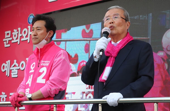 김종인 미래통합당 총괄선대위원장이 14일 서울 광진구 신한은행 자양동지점 앞에서 열린 오세훈 후보 유세에서 지지를 호소하고 있다. 뉴시스