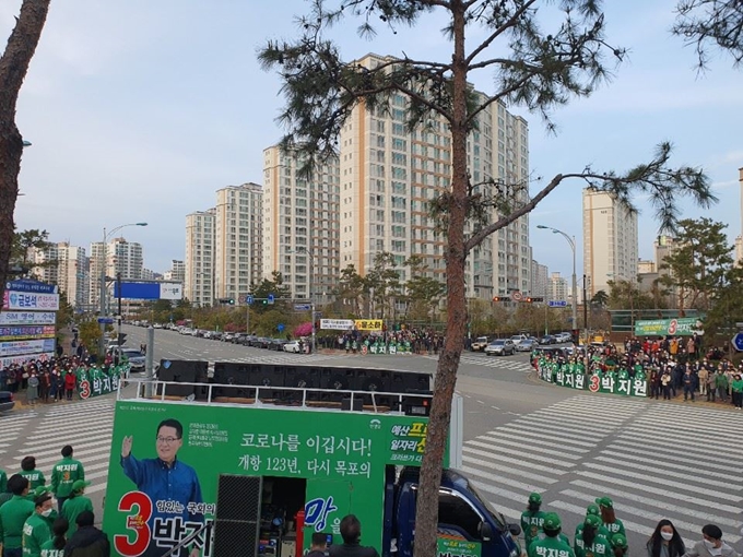 [한국일보 저작권]14일 오후 6시 30분쯤 전남 목포시 부주동 사거리에서는 김대중 전 대통령 영원한 비서실장 박지원 후보의 마지막 연설을 듣기 위해 1,000여명의 시민들이 마스크를 쓰고 경청하고 있다.