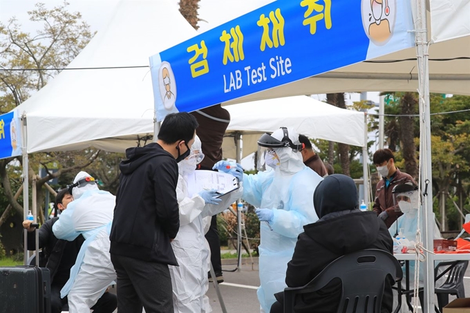 지난달 30일 국외로부터의 코로나19 바이러스 유입 차단을 위해 제주국제공항에서 워킹 스루 진료소(개방형 선별진료소)가 마련됐다. 연합뉴스.