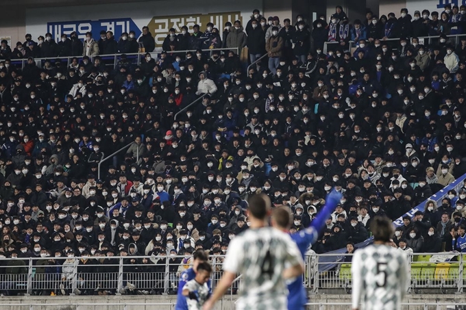 축구팬들이 지난 2월 19일 수원월드컵경기장에서 열린 수원과 비셀 고베의 2020 AFC 챔피언스리그 조별리그 1차전에서 마스크를 쓴 채 경기를 관람하고 있다. 프로축구연맹 제공