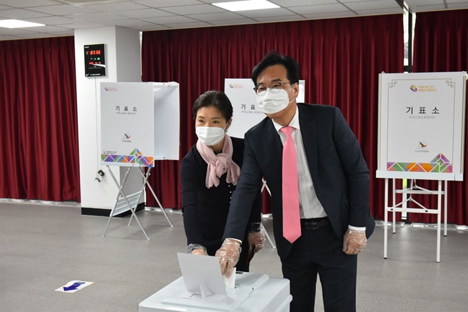 송언석(오른쪽) 후보가 15일 오전 아내와 함께 투표하고 있다. 송언석후보 선거사무소 제공