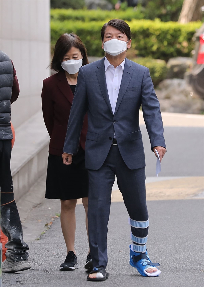 국민의당 안철수 대표와 부인 김미경 서울대학교 교수가 제21대 국회의원선거 투표일인 15일 오전 서울 노원구 극동늘푸른아파트 경로당에 마련된 상계1동 제7투표소 앞에서 투표하기 위해 이동하고 있다. 연합뉴스