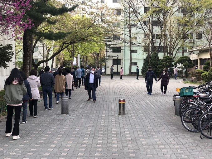 [저작권 한국일보] 제21대 국회의원 선거가 열린 15일 서울 송파구의 한 아파트 관리사무소 투표소에서 시민들이 순서를 기다리며 줄을 서 있다. 이승엽 기자