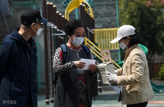 제21대 국회의원선거일인 15일 오전 서울 서대문구 고운초등학교에 마련된 투표소에서 출구조사원들이 투표를 마치고 나서는 시민들을 상대로 조사를 하고 있다. 서재훈 기자