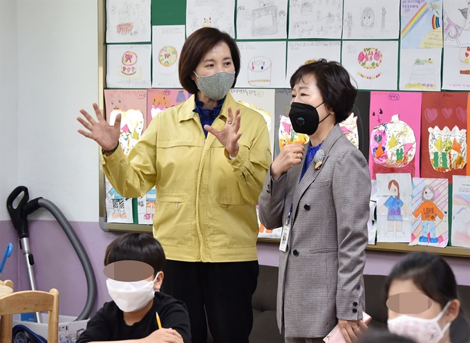 유은혜(왼쪽) 사회부총리 겸 교육부장관이 14일 오후 경기 안양시 만안구 덕천 초등학교를 방문해 초등 긴급돌봄교실의 온라인 개학 준비 상황을 점검하고 있다. 뉴시스