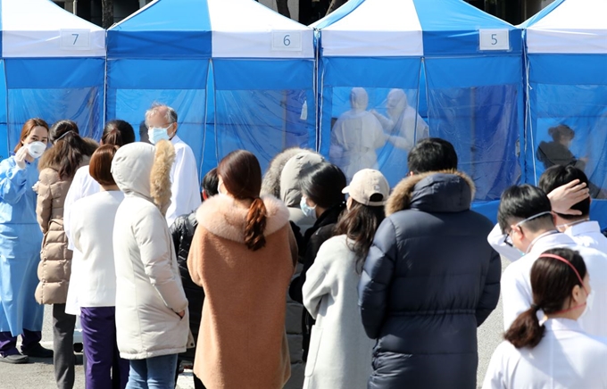 6일 오전 경기도 성남시 분당제생병원에서 환자, 간호사, 간호조무사 등 8명이 신종 코로나바이러스 감염증(코로나19) 진단 검사에서 확진 판정을 받아 의료진 및 병원 관계자들이 검체 채취를 받기 위해 대기하고 있다. 뉴스1