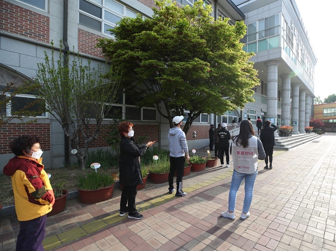 제21대 국회의원 선거일인 15일 오전 대구시 달서구 용전초등학교에 마련된 투표소에서 시민들이 줄지어 서 있다. 연합뉴스