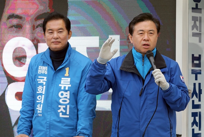 12일 오후 부산 부산진구 옛 가야역 앞 교차로에서 더불어민주당 부산진갑 김영춘 후보(오른쪽)와 부산진을 류영진 후보가 합동 유세를 벌이고 있다. 민주당 부산 총선 후보 6명이 지역 최대 이슈로 떠오른 경부선 철로 지하화 공약을 반드시 실현하겠다며 릴레이 유세를 펼쳤다. 부산=연합뉴스