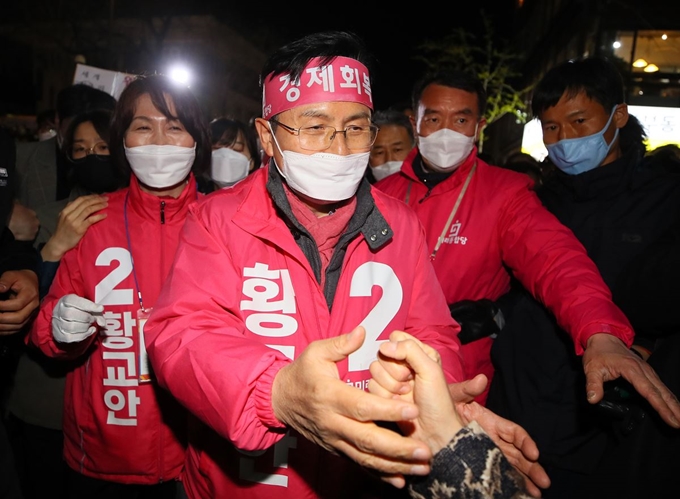 미래통합당 서울 종로 황교안 후보와 부인 최지영 씨가 제21대 총선 선거운동 마지막날인 14일 서울 종로구 성균관대 앞에서 거리유세를 마치고 지지자들을 만나고 있다. 연합뉴스