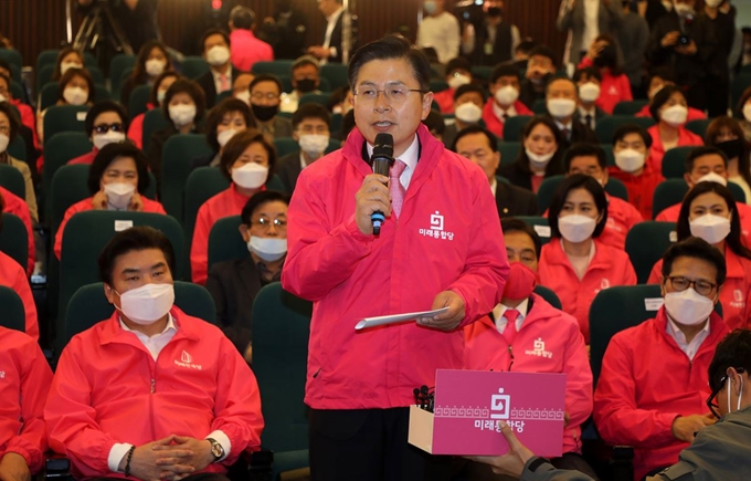 황교안(앞줄 가운데) 미래통합당 대표가 제21대 총선일인 15일 국회도서관 강당에 마련된 개표상황실에서 방송사 출구조사 결과 발표가 끝난 뒤 취재진에게 소감을 말하고 있다. 연합뉴스