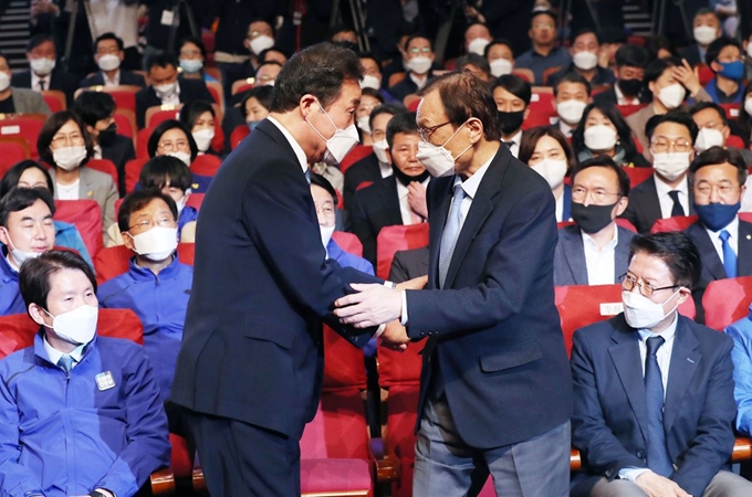 더불어민주당 이해찬, 이낙연 공동상임선대위원장이 15일 서울 여의도 국회의원회관에 마련된 합동 상황실에서 제21대 국회의원 선거 출구조사 방송을 시청하기 전 인사를 하고 있다. 오대근 기자