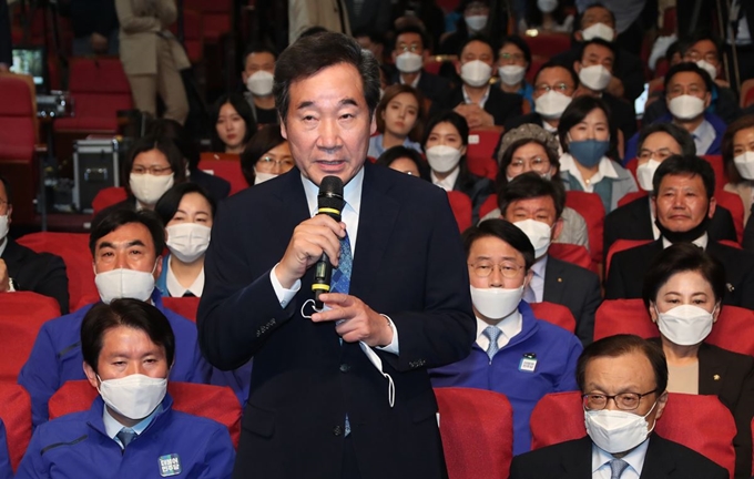 더불어민주당 이낙연 상임공동선대위원장이 15일 오후 국회 의원회관에 마련된 당 선거상황실에서 각 방송사가 발표한 출구조사 결과를 시청한 후 소감을 말하고 있다. 연합뉴스