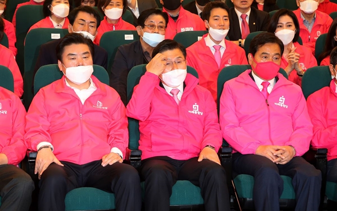 황교안 대표를 비롯한 미래통합당 지도부가 15일 국회 도서관 미래통합당 개표상황실에서 제21대 국회의원 총선거 개표방송을 시청하고 있다. 이한호 기자