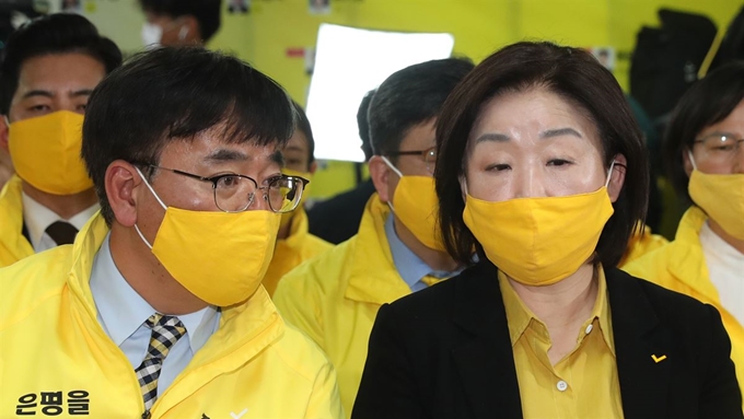 정의당 심상정 대표가 15일 오후 서울 여의도 당사에서 개표방송을 시청하다 김종민 부대표와 이야기를 나누고 있다. 연합뉴스