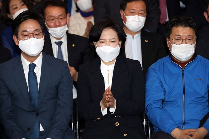 더불어민주당 서울 동작을 이수진(가운데) 후보가 15일 서울 동작구 선거사무실에서 개표방송을 지켜보고 있다. 연합뉴스