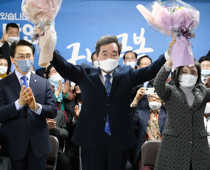 이낙연 더불어민주당 서울 종로구 국회의원 후보가 15일 선거사무소 상황실에서 21대 국회의원선거 당선을 확정한 뒤 부인 김숙희 여사와 꽃다발을 들고 포즈를 취하고 있다. 배우한 기자