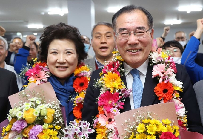 전남 담양함평영광장성 선거구에 출마한 더불어민주당 이개호 후보가 15일 오후 당선이 확실시되자 꽃다발을 건네받고 기념촬영을 하고 있다. 더불어민주당 이개호 후보 선거사무소 제공