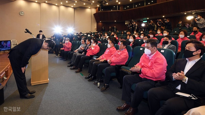 4.15 총선에서 서울 종로에 출마했다 낙마한 황교안 미래통합당 대표가 15일 밤 서울 여의도 국회도서관에 마련된 개표상황실에서 선거결과에 대해 책임을 지고 모든 당직을 내려놓겠다는 기자회견을 하고 있다. 이한호 기자