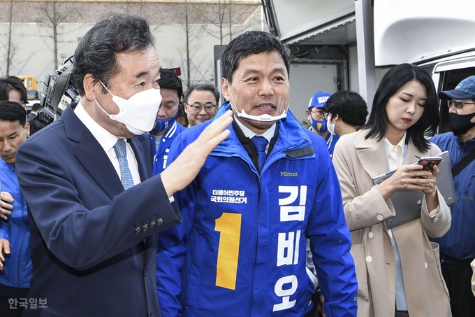 이낙연 더불어민주당 선거대책위원장이 8일 오전 부산 중구영동 김비오 후보의 지원유세를 하고 있다. 이한호 기자