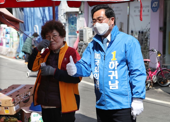 21대 국회의원 선거 경남 창원시 마산회원구에 출마한 더불어민주당 하귀남 후보가 3일 석전동 석전시장에서 유세하며 한 상인에게 엄지 손가락을 들어 보이며 기호 1번 지지를 호소하고 있다. 연합뉴스