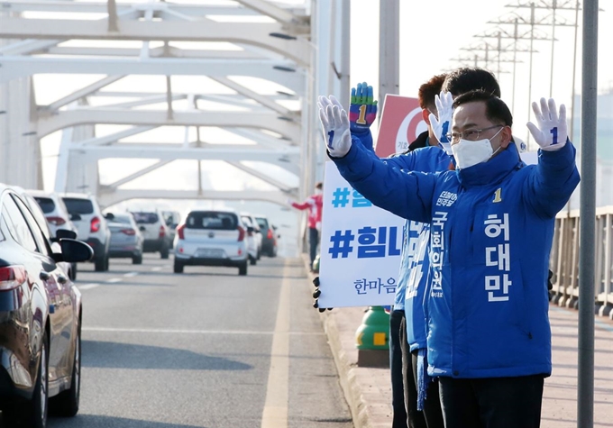 국회의원 선거운동이 시작된 2일 경북 포항시 남구 형산교차로에서 포항 남구·울릉 선거구에 출마한 더불어민주당 허대만 후보가 아침 인사를 하고 있다. 연합뉴스