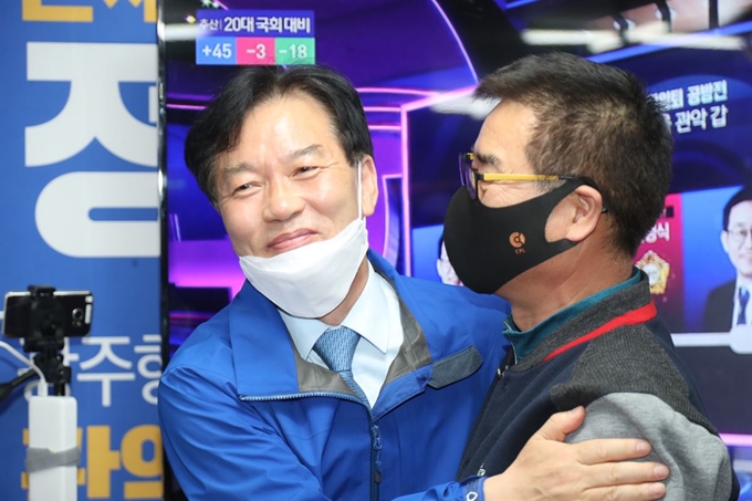 서울 관악을에 출마한 더불어민주당 정태호 후보가 15일 오후 서울 관악구 선거사무소에서 당선이 확실시되자 지지자들에게 축하 꽃다발을 받고 있다. 연합뉴스