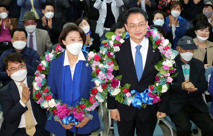 춘천ㆍ철원ㆍ화천ㆍ양구 갑(춘천 갑) 선거구에 출마한 더불어민주당 허영 후보가 16일 오전 당선이 확실시 되자 아내 정현자씨와 박수를 받고 있다. 연합뉴스