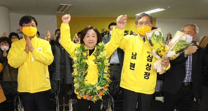 16일 오전 경기 고양시 화정동 선거사무소에서 심상정 정의당 대표가 지지자들의 요청에 포즈를 취하고 있다. 연합뉴스