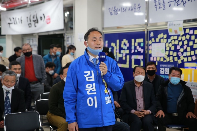 16일 전남 목포에서 민주당 김원이 후보가 당선이 확정되자 소감을 피력하고 있다. 김 후보 측 제공