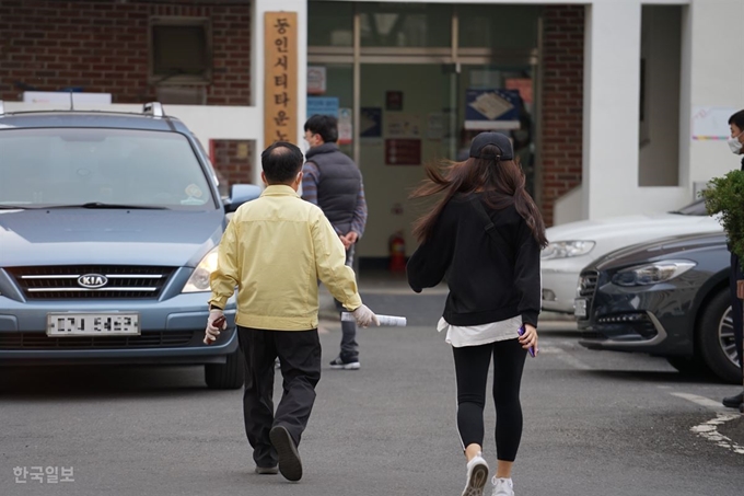 자가격리중인 유권자가 15일 오후 담당 공무원의 안내에 따라 대구 중구 동인동 동인시티타운 경로당에 마련된 투표소로 향하고 있다. 김재현 기자 k-jeahyun@hankookilbo.com