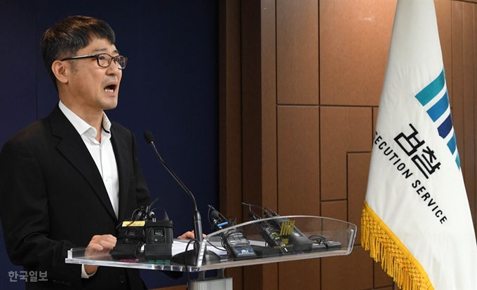 [저작권 한국일보] 세월호 참사 이후 5년여 만에 대검찰청 산하에 꾸려진 검찰 '세월호 참사 특별수사단' 단장을 맡은 임관혁 수원지검 안산지청장이 지난해 11월 11일 오후 서초구 서울중앙지검 소회의실에서 브리핑을 열고 출범 각오와 입장 등을 밝히고 있다. 서재훈 기자