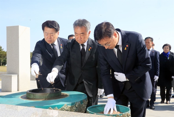 16일 오전 제21대 국회의원 선거 제주지역 3개 선거구 더불어민주당 당선자들이 제주4ㆍ3평화공원을 찾아 참배하고 있다. 연합뉴스.