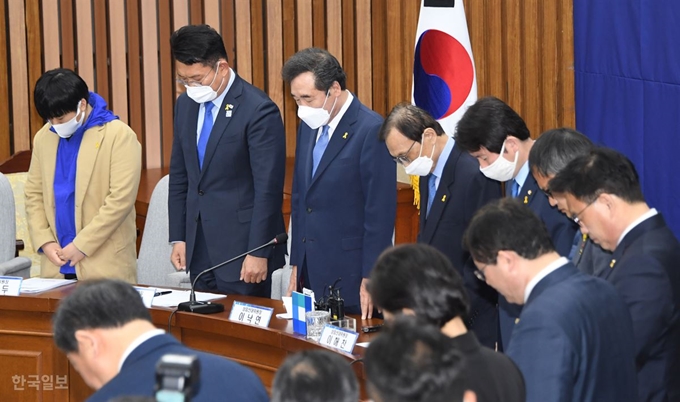 더불어민주당 이해찬, 이낙연 상임선대위원장 등이 16일 오전 서울 여의도 국회에서 열린 대한민국미래준비선거대책위원회의에 참석해 세월호 추모묵념 하고 있다. 오대근 기자