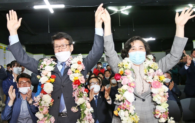 15일 오후 충북 음성군 금왕읍에 마련된 선거사무소에서 임호선(왼쪽) 더불어민주당 후보가 당선 확정을 받은 후 아내와 손을 맞들어 인사하고 있다. 음성=뉴시스