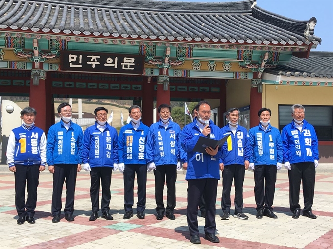 더불어민주당 전남지역 당선인 10명은 16일 5ㆍ18 민주묘지를 합동 참배하고, 김원이 목포 당선자가 대표로 “민심을 받들어 대통합의 정치를 펼치겠다”고 결의했다. 민주당 전남도당 제공