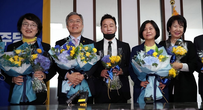 열린민주당 정봉주, 손혜원 최고위원이 16일 오전 서울 영등포구 여의도 열린민주당 당사에서 당선이 확정된 후보들과 기념촬영을 하고 있다. 왼쪽부터 김진애, 최강욱, 정봉주, 강민정, 손혜원. 연합뉴스