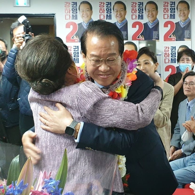 권영세 미래통합당 서울 용산구 국회의원 후보가 16일 제21대 국회의원 선거에서 당선이 확정되자 기뻐하고 있다. 권 후보 페이스북