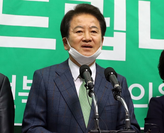 정동영 민생당 전주병 국회의원 후보가 16일 전북도의회에서 기자회견을 갖고 낙선 인사를 하고 있다. 전주=연합뉴스