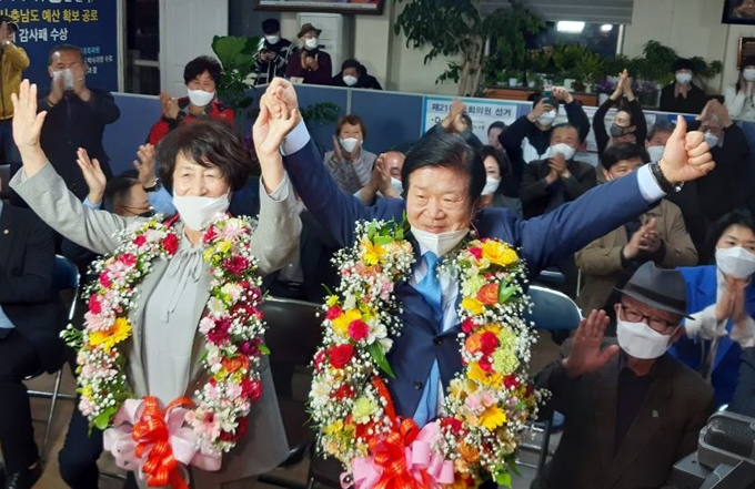 제21대 국회의원 선거 대전 서구갑 선거구에 출마한 더불어민주당 박병석(오른쪽) 후보가 지난 15일 당선이 확실시되자 선거사무실에서 부인과 함께 지지자들에게 축하를 받고 있다. 연합뉴스