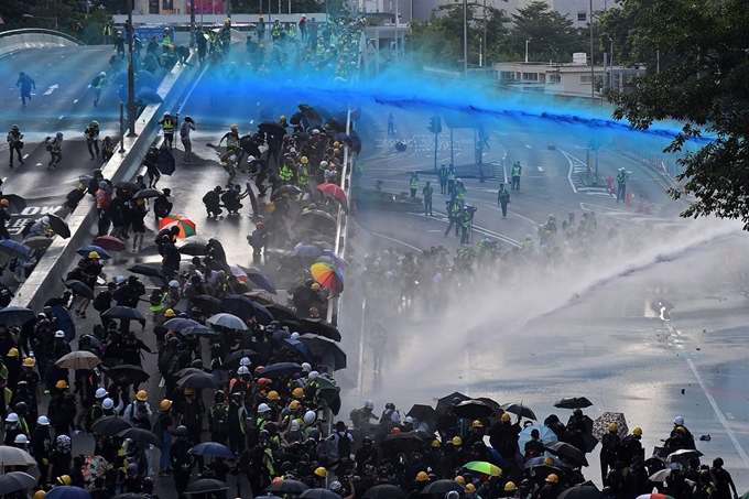 [일반뉴스 부문 1위] AFP 통신 니콜라스 아스푸리 기자가 촬영한 것으로 2019년 9월 15일 홍콩 정부청사 앞에서 민주화 시위대와 진압경찰이 충돌하고 있다. 세계보도사진=AP연합뉴스