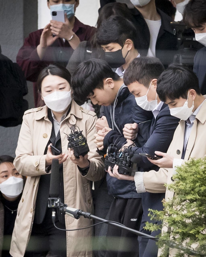 텔레그램 '박사방'에서 운영자 조주빈을 도와 대화방 운영 및 관리에 관여한 공범 '부따' 강훈이 17일 오전 서울 종로경찰서에서 검찰로 송치되고 있다. 뉴스1